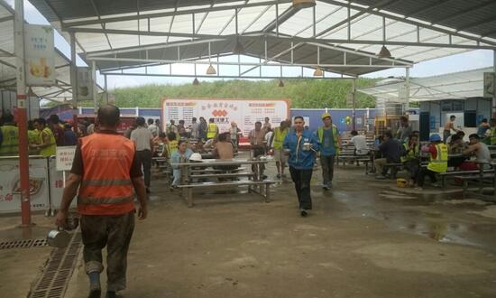 工地飯?zhí)贸邪? />
</p>
<p>
	每天做兩餐，20塊一天，一年除去節(jié)假日算300天，假設(shè)300個人一定會去吃飯，這樣你在這300個人中可以得到180萬的總銷售額。這是一個總數(shù)，成本可根據(jù)自身情況，及當?shù)夭少徫飪r，資金計算出大概，就知道有多少利潤空間了。
</p>			</div>
			<!-- /content -->
			<div   id=